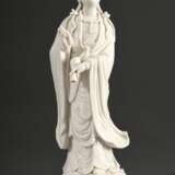 Blanc de Chine Figur "Guanyin Potalaka", auf Wellen und Lotosblüten stehende weibliche Form des Avalokiteshvara mit Ambrosiaflasche in der Hand, China, Anfang 20.Jh., H. 30,5cm - фото 1