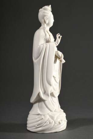 Blanc de Chine Figur "Guanyin Potalaka", auf Wellen und Lotosblüten stehende weibliche Form des Avalokiteshvara mit Ambrosiaflasche in der Hand, China, Anfang 20.Jh., H. 30,5cm - Foto 3