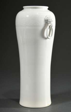 Große Blanc de Chine Vase mit geritztem Blütenfries und beweglichen Ringhenkeln an plastischen Löwenkopf-Maskarons, China, H. 31cm - photo 1