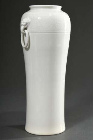 Große Blanc de Chine Vase mit geritztem Blütenfries und beweglichen Ringhenkeln an plastischen Löwenkopf-Maskarons, China, H. 31cm - photo 3