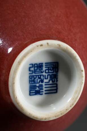 Feine konische Porzellan Kumme mit monochromer Sang de Boeuf Glasur, 6- Zeichen Qianlong Zhuanshu Marke, mit Holzstand, H. 5,5/11cm Ø 13cm - photo 4