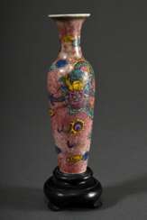 Schreibtischvase "Guanyin"-Form Liuye zun mit polychromer Emaillemalerei „5-Klauen-Drache in den Wolken“ auf Peachbloom Grund, 6-Zeichen Kangxi Marke, Holzsockel, H. 16,3cm