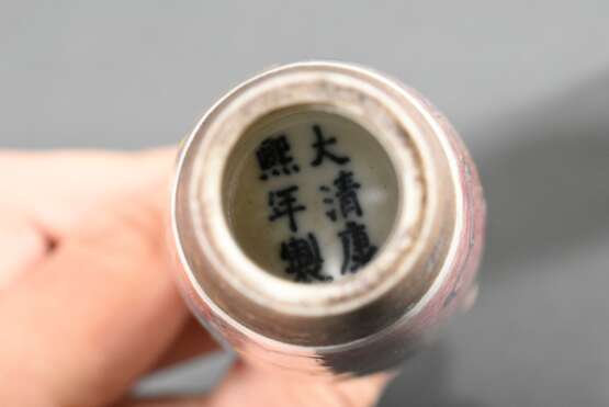 Schreibtischvase "Guanyin"-Form Liuye zun mit polychromer Emaillemalerei „5-Klauen-Drache in den Wolken“ auf Peachbloom Grund, 6-Zeichen Kangxi Marke, Holzsockel, H. 16,3cm - photo 5