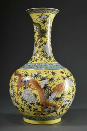 Große Balustervase mit Grisaillemalerei über gelbem und türkisem Fond "Drachen und Päonien", China wohl Republikzeit, 4-Zeichen Hallenmarke (Yong Qing Chang Chun), H. 60,5cm - Foto 1