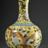 Große Balustervase mit Grisaillemalerei über gelbem und türkisem Fond "Drachen und Päonien", China wohl Republikzeit, 4-Zeichen Hallenmarke (Yong Qing Chang Chun), H. 60,5cm - photo 1