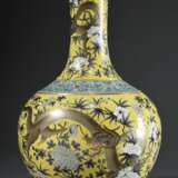 Große Balustervase mit Grisaillemalerei über gelbem und türkisem Fond "Drachen und Päonien", China wohl Republikzeit, 4-Zeichen Hallenmarke (Yong Qing Chang Chun), H. 60,5cm - photo 2