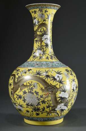 Große Balustervase mit Grisaillemalerei über gelbem und türkisem Fond "Drachen und Päonien", China wohl Republikzeit, 4-Zeichen Hallenmarke (Yong Qing Chang Chun), H. 60,5cm - Foto 2