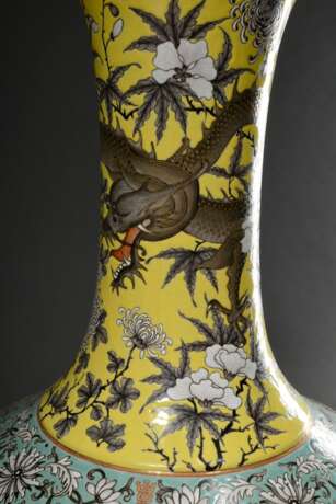 Große Balustervase mit Grisaillemalerei über gelbem und türkisem Fond "Drachen und Päonien", China wohl Republikzeit, 4-Zeichen Hallenmarke (Yong Qing Chang Chun), H. 60,5cm - Foto 4