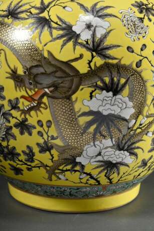 Große Balustervase mit Grisaillemalerei über gelbem und türkisem Fond "Drachen und Päonien", China wohl Republikzeit, 4-Zeichen Hallenmarke (Yong Qing Chang Chun), H. 60,5cm - Foto 5