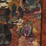 Thangka „Weiße Tārā“ in Lilāsana auf Thron, mit Nimbus, umgeben von Lotosblüten, darüber Ārcāya und Buddha von 20 Buddha Amoghasiddhi umgeben, unten links auf einem Löwen Vaishravana, unten rechts ein Dharmapāla, verso beschriftet "Ausutog (?) und drei h - photo 5