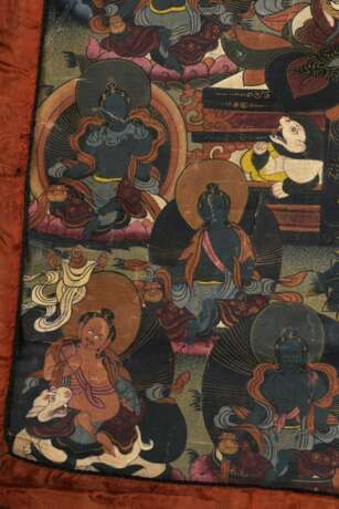 Thangka „Weiße Tārā“ in Lilāsana auf Thron, mit Nimbus, umgeben von Lotosblüten, darüber Ārcāya und Buddha von 20 Buddha Amoghasiddhi umgeben, unten links auf einem Löwen Vaishravana, unten rechts ein Dharmapāla, verso beschriftet "Ausutog (?) und drei h - photo 6