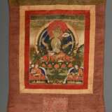 Tibetischer Thangka „Vierarmiger Caturbhuja Manjushri“ mit Schwert, Pfeil und Bogen, Lotosblüte und Buch, im Lotossitz, darunter zwei Lamas, 33x23,5cm (65x46cm mit Stoffrahmung), Altersspuren - фото 1