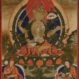 Tibetischer Thangka „Vierarmiger Caturbhuja Manjushri“ mit Schwert, Pfeil und Bogen, Lotosblüte und Buch, im Lotossitz, darunter zwei Lamas, 33x23,5cm (65x46cm mit Stoffrahmung), Altersspuren - фото 2