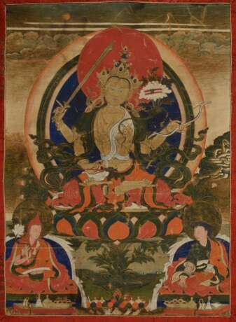 Tibetischer Thangka „Vierarmiger Caturbhuja Manjushri“ mit Schwert, Pfeil und Bogen, Lotosblüte und Buch, im Lotossitz, darunter zwei Lamas, 33x23,5cm (65x46cm mit Stoffrahmung), Altersspuren - Foto 2