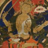 Tibetischer Thangka „Vierarmiger Caturbhuja Manjushri“ mit Schwert, Pfeil und Bogen, Lotosblüte und Buch, im Lotossitz, darunter zwei Lamas, 33x23,5cm (65x46cm mit Stoffrahmung), Altersspuren - фото 3