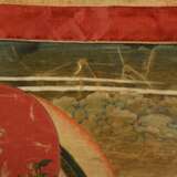 Tibetischer Thangka „Vierarmiger Caturbhuja Manjushri“ mit Schwert, Pfeil und Bogen, Lotosblüte und Buch, im Lotossitz, darunter zwei Lamas, 33x23,5cm (65x46cm mit Stoffrahmung), Altersspuren - фото 5