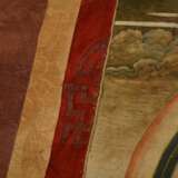 Tibetischer Thangka „Vierarmiger Caturbhuja Manjushri“ mit Schwert, Pfeil und Bogen, Lotosblüte und Buch, im Lotossitz, darunter zwei Lamas, 33x23,5cm (65x46cm mit Stoffrahmung), Altersspuren - фото 6