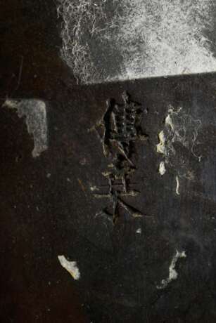 Bronze Balustervase mit beidseitigen Reliefkartuschen "Phönix" und "Kranich Paar" sowie umlaufender Mäandergravur, Boden sign., Japan 19.Jh., H. 30cm, Gebrauchsspuren - photo 7