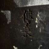 Bronze Balustervase mit beidseitigen Reliefkartuschen "Phönix" und "Kranich Paar" sowie umlaufender Mäandergravur, Boden sign., Japan 19.Jh., H. 30cm, Gebrauchsspuren - Foto 7