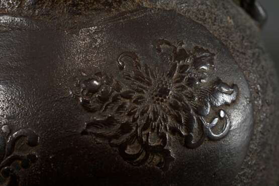 Eisen Tetsubin Wasserkessel mit zwei Fächer- und Bohnenförmigen Reliefreserven "Chrysanthemen" auf rauher Oberfläche, rötlicher Bronze Deckel mit durchbrochenem Kugelknauf, innen signiert "Ryûbundo tsukuru", Japan, Meiji Periode, H. 21,5cm, Gebrauchsspur - photo 4