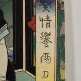 Utagawa Yoshitaki (1841-1899) Tryptichon "Drama mit Schauspielern Nakamura Nakasuke (Mitte)", Farbholzschnitt, sign. Yoshitaki ga (rechts und Mitte), Ichiyôtei Yoshitaki ga (links), 25x54,4cm, leichte Altersspuren - Foto 2