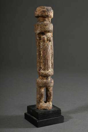 Kleine weibliche Dogon Pfahlfigur in starker Abstrahierung, Holz geschnitzt mit starker Opferpatina, Mali 1. Hälfte 20.Jh., H. 23,5/26,4cm (m. Sockel), kleine Fehlstelle - photo 1