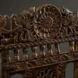 Indischer Hochzeitsstuhl mit reich beschnitztem Gestell "Pferde, Pfauen und Rosetten", um 1900, Holz mit geschmiedeten Eisen Verstärkungen und Geflechtsitz, 64,5x59x55cm, kleine Fehlstellen - фото 6