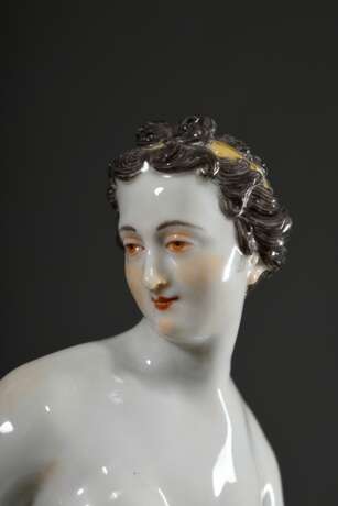 Meissen Figur "Venus mit Amoretten", Modell von Johann Joachim Kaendler 1765, farbig bemalt und Gold staffiert, blaue Schwertermarke, Form-Nr. 70647, Ausf. 1983, H. 23,5cm, Bogen bestoßen, Vgl. Bergmann (2014) Katalog-Nr. 372 - photo 5