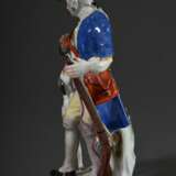 Polychrom staffierte Meissen Figur „Jäger mit Hund und Rebhuhn“ in seltener Farbgebung, Entw.: Peter Reinicke um 1753/1754, Ritznr.: 60248/1302, 20.Jh., H. 14,5cm - фото 4