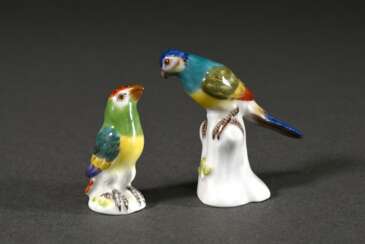 2 Diverse polychrom staffierte Meissen Miniaturfiguren "Papagei" (Modellnr.: 029, H. 3,8cm) und “Kanarienvogel" (Modelnr.: 77019, Formernr.: 223, Malernr.: 23, H. 4,7cm), 20. Jh., leicht berieben