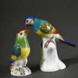 2 Diverse polychrom staffierte Meissen Miniaturfiguren "Papagei" (Modellnr.: 029, H. 3,8cm) und “Kanarienvogel" (Modelnr.: 77019, Formernr.: 223, Malernr.: 23, H. 4,7cm), 20. Jh., leicht berieben - photo 2