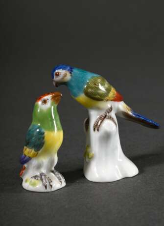 2 Diverse polychrom staffierte Meissen Miniaturfiguren "Papagei" (Modellnr.: 029, H. 3,8cm) und “Kanarienvogel" (Modelnr.: 77019, Formernr.: 223, Malernr.: 23, H. 4,7cm), 20. Jh., leicht berieben - Foto 2