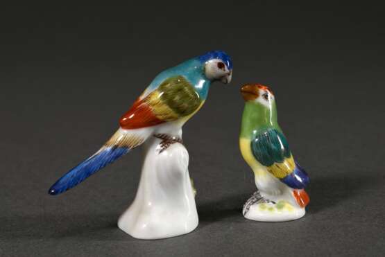 2 Diverse polychrom staffierte Meissen Miniaturfiguren "Papagei" (Modellnr.: 029, H. 3,8cm) und “Kanarienvogel" (Modelnr.: 77019, Formernr.: 223, Malernr.: 23, H. 4,7cm), 20. Jh., leicht berieben - Foto 4