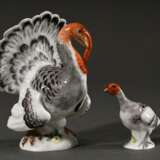 2 Diverse polychrom staffierte Meissen Miniaturfiguren „Vögel“, 20.Jh.: "Truthenne" (Modellnr.: 77013, H. 4,8cm) und "Truthahn" (Modellnr.: 77259, Formernr.: 160, H. 10,5cm) - Foto 2