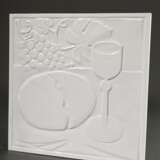 Modernes Meissen Weißporzellan Wandrelief mit christlicher Abendmahl Symbolik „Wein und Brot“, Unikat, Entw.: wohl Entw. Peter Strang, um 1987 (bestellt zusammen mit Kruzifix), ungemarkt (29,5x29,5cm) - фото 1