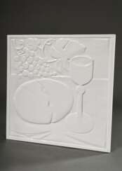Modernes Meissen Weißporzellan Wandrelief mit christlicher Abendmahl Symbolik „Wein und Brot“, Unikat, Entw.: wohl Entw. Peter Strang, um 1987 (bestellt zusammen mit Kruzifix), ungemarkt (29,5x29,5cm)