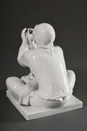 Meissen Weißporzellan Figur „Schneider Wibbel“, Entw.: Alexander Struck 1950, Modellnr.: 73351, Formnr.: 120, Jahreszeichen: 1981, H. 19cm - photo 3