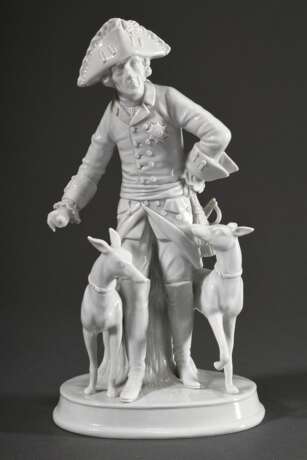 Sitzendorf Porzellan Figur „Der Alte Fritz mit seinen Hunden“, nach Johann Gottfried Schadow, nach 1918, Bossiernr.: 4, H. 23,8cm - фото 1