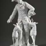 Sitzendorf Porzellan Figur „Der Alte Fritz mit seinen Hunden“, nach Johann Gottfried Schadow, nach 1918, Bossiernr.: 4, H. 23,8cm - Foto 1