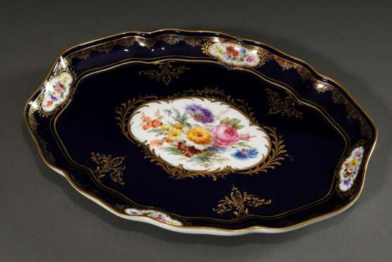 Ovales Meissen Prunktablett mit polychromer Malerei „Blumenbouquet“ in Goldkartusche auf kobaltblauem Fond, um 1900, Modellnr.: 38/3, 36,6x27,4cm - photo 1