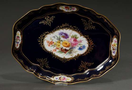 Ovales Meissen Prunktablett mit polychromer Malerei „Blumenbouquet“ in Goldkartusche auf kobaltblauem Fond, um 1900, Modellnr.: 38/3, 36,6x27,4cm - photo 2