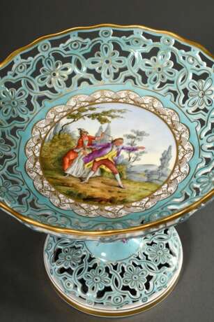 Meissen Tafelaufsatz mit floral durchbrochener Wandung, türkisem Fond, Goldstaffage und polychromer Watteaumalerei „Blinde Kuh“ im Spiegel, ,20.Jh., Modellnr.: 99 3, Formernr: 138, H. 21cm, Ø 24cm, berieben - photo 3