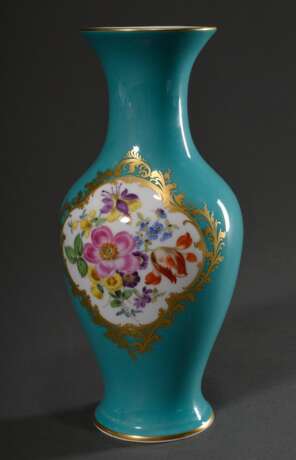 Meissen Vase mit polychromer Malerei „Blumenbouquet“ in Goldkartusche auf türkisem Fond, 20.Jh., Modellnr.: 478, Formernr.: 71, Jahreszeichen: 1971, Malernr.: 342n_89, H. 24cm - Foto 1