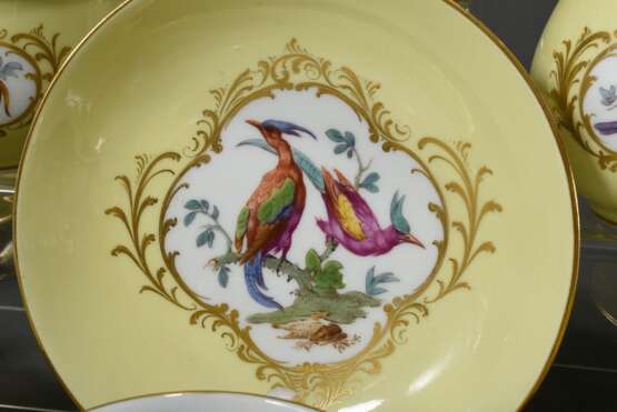 15 Teile Meissen Teeservice "Vogeldekor" in Goldkartuschen auf gelbem Fond, blaue Schwerter Marke, Pfeiffer Zeit 1924-1934, bestehend aus: 1 Teekanne (H. 14cm), 1 Zuckertopf (H. 9,5cm), 1 Milchgießer (H. 11cm), 6 Teetassen/UT (H. 5cm) und 6 Teller (Ø 18c - Foto 3