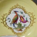 15 Teile Meissen Teeservice "Vogeldekor" in Goldkartuschen auf gelbem Fond, blaue Schwerter Marke, Pfeiffer Zeit 1924-1934, bestehend aus: 1 Teekanne (H. 14cm), 1 Zuckertopf (H. 9,5cm), 1 Milchgießer (H. 11cm), 6 Teetassen/UT (H. 5cm) und 6 Teller (Ø 18c - фото 3