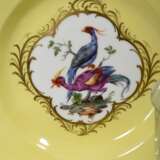 15 Teile Meissen Teeservice "Vogeldekor" in Goldkartuschen auf gelbem Fond, blaue Schwerter Marke, Pfeiffer Zeit 1924-1934, bestehend aus: 1 Teekanne (H. 14cm), 1 Zuckertopf (H. 9,5cm), 1 Milchgießer (H. 11cm), 6 Teetassen/UT (H. 5cm) und 6 Teller (Ø 18c - Foto 5