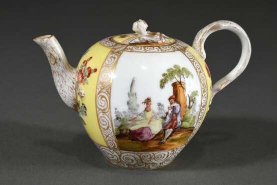 Meissen Teekanne mit polychromer Malerei „Watteauszenen“ und „Blüten“ auf gelbem Fond mit reicher Goldstaffage, Hausmalerei, 19.Jh., Boden sign., Ritznr.: 4, H. 8cm, 1 Schleifstr., Goldstaffage an Henkel und Knauf leicht berieben, Rose bestoßen - фото 1