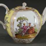 Meissen Teekanne mit polychromer Malerei „Watteauszenen“ und „Blüten“ auf gelbem Fond mit reicher Goldstaffage, Hausmalerei, 19.Jh., Boden sign., Ritznr.: 4, H. 8cm, 1 Schleifstr., Goldstaffage an Henkel und Knauf leicht berieben, Rose bestoßen - Foto 2