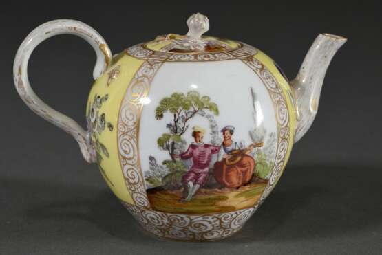 Meissen Teekanne mit polychromer Malerei „Watteauszenen“ und „Blüten“ auf gelbem Fond mit reicher Goldstaffage, Hausmalerei, 19.Jh., Boden sign., Ritznr.: 4, H. 8cm, 1 Schleifstr., Goldstaffage an Henkel und Knauf leicht berieben, Rose bestoßen - фото 2