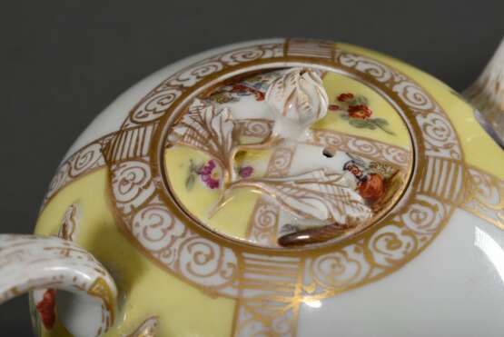 Meissen Teekanne mit polychromer Malerei „Watteauszenen“ und „Blüten“ auf gelbem Fond mit reicher Goldstaffage, Hausmalerei, 19.Jh., Boden sign., Ritznr.: 4, H. 8cm, 1 Schleifstr., Goldstaffage an Henkel und Knauf leicht berieben, Rose bestoßen - photo 4